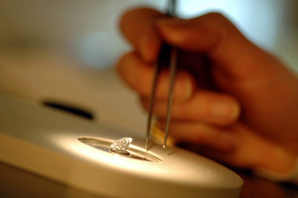 Perizia gemmologica professionale a Genova